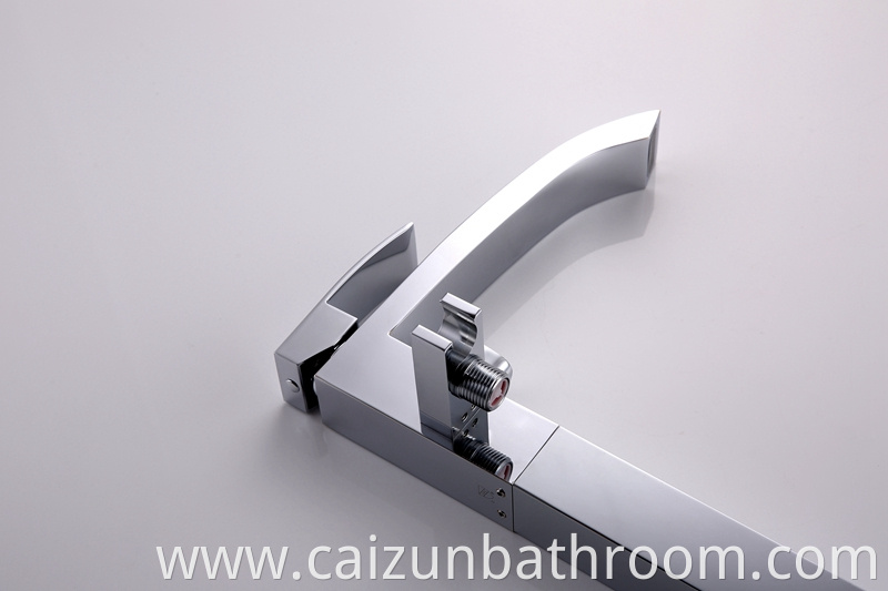 Freestanding Bathtub Faucet In Supporting Chrome